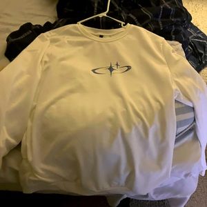 Selling a nicely white sweater that is a XXL